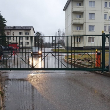 Алютех ворота откатные въездные 4750x2500