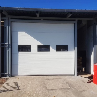Секционные ворота вертикальные с окном 2000x2500