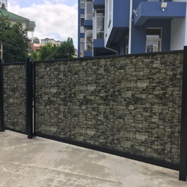 Ворота откатные для дома отделка под натуральный камень 3100x2300