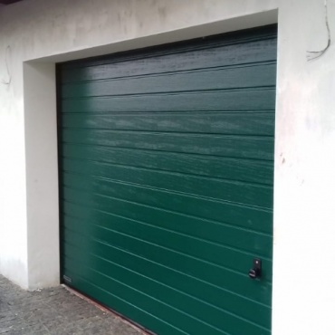 Ручные секционные ворота зеленого цвета 2125x2125