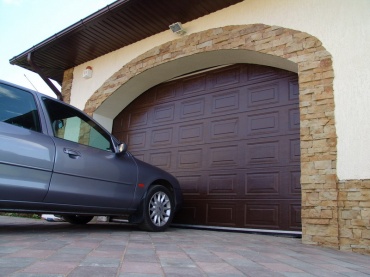 Механические ворота в гараж подъемные из сэндвич-панелей